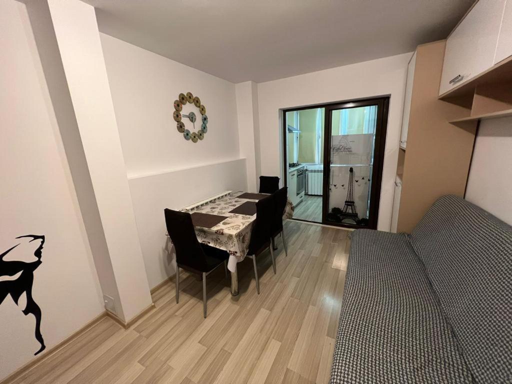 2 Bedrooms Apartment. Galaţi Exterior foto